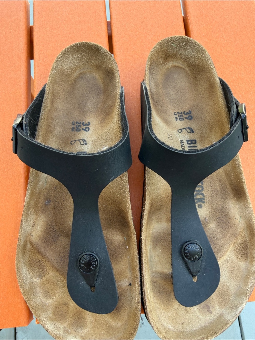 Women’s size 39 Birkenstock Gizeh Birko-Flor thong sandals in black